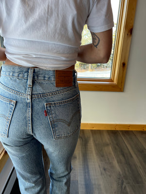 29: Levi's Wedgie Jeans